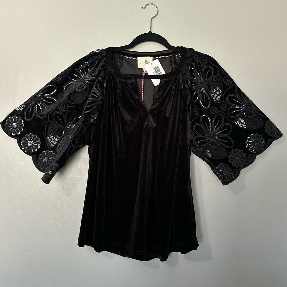 Umgee NWT Black Velvet Blouse with Floral Lace Sparkly Sleeves Women’s Small